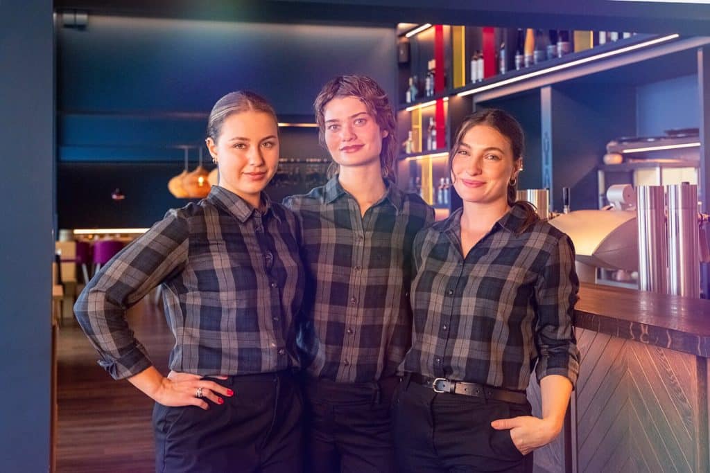 Serviceteam des Blümchen Friedrichshafen im Restaurant vor dem Barbereich