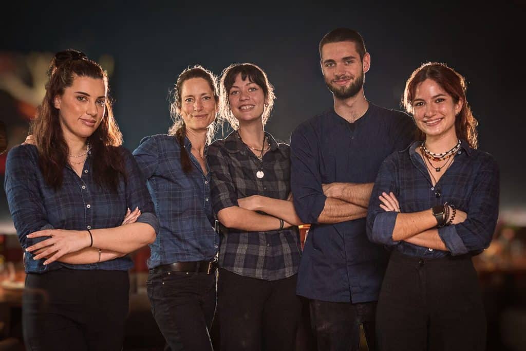 Das Team vom Blümchen – die Blumenkinder – lächelt in die Kamera
